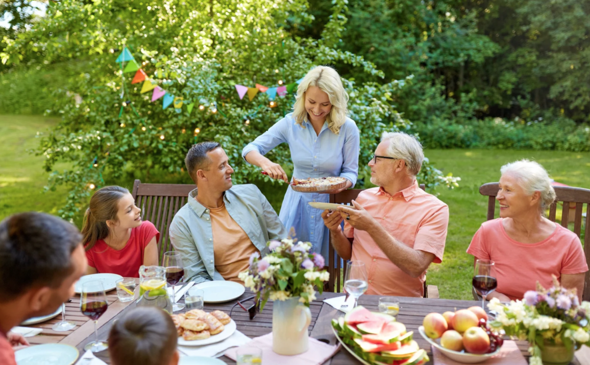 https://a.storyblok.com/f/197182/1204x746/3b6c986b92/family-in-garden-dining.png